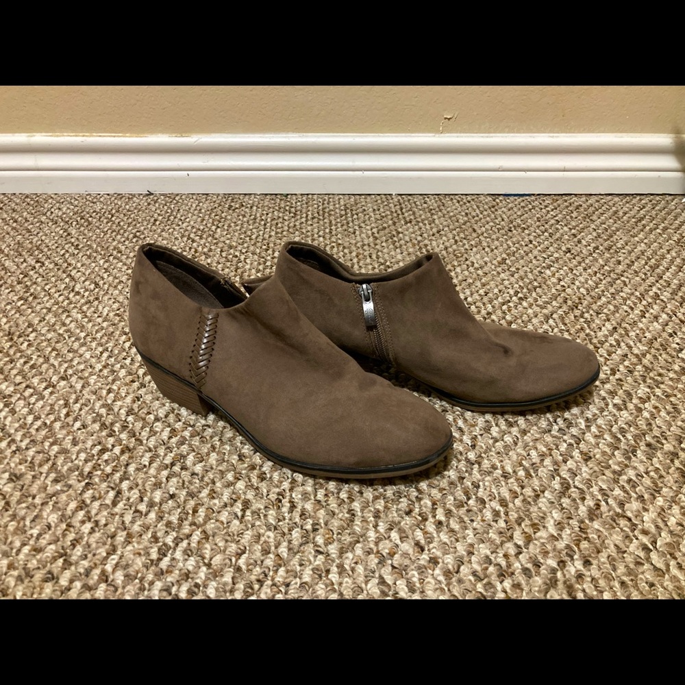 GORGEOUS BOOTIES! NEVER BEEN WORN IN GREAT COND!!